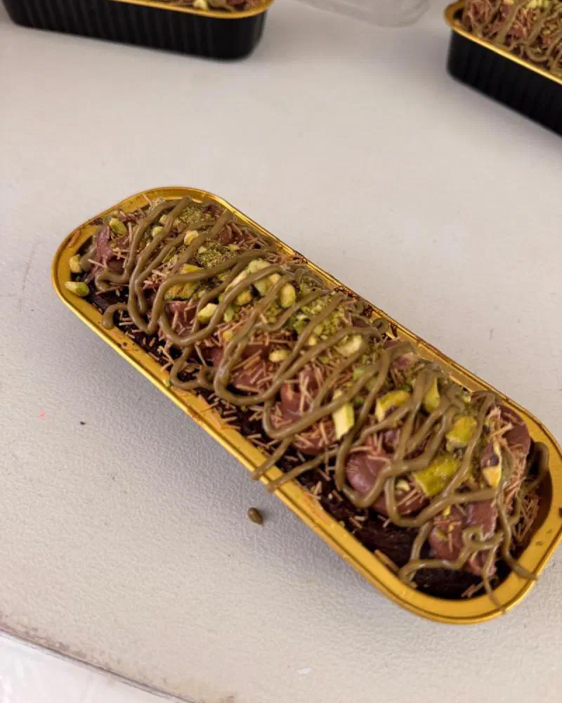 A Dubai chocolate tin cake drizzled with pistachio cream